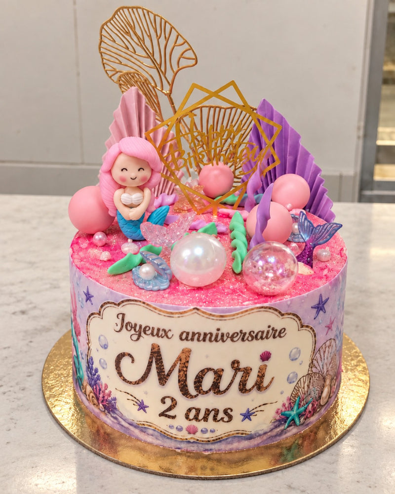 Bande de feuille de sucre personnalisée « Mari 2 ans » sur un gâteau rose et violet thème sirène. Exemple de réalisation, gâteau et décorations non inclus.