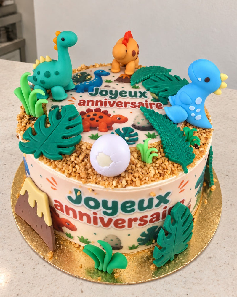 Gâteau d’anniversaire avec disque et bande en impression alimentaire sur le thème des dinosaures. Exemple de réalisation, gâteau et figurines non inclus.
