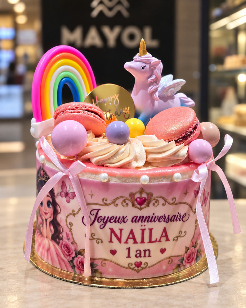 Bande en impression alimentaire « Naïla 1 an » autour d’un gâteau rose thème princesse. Exemple de réalisation, gâteau et décorations non inclus.